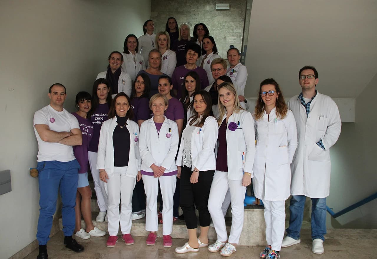 Liječnici i medicinsko osoblje SKB Mostar u ljubičastom povodom Ljubičastog dana