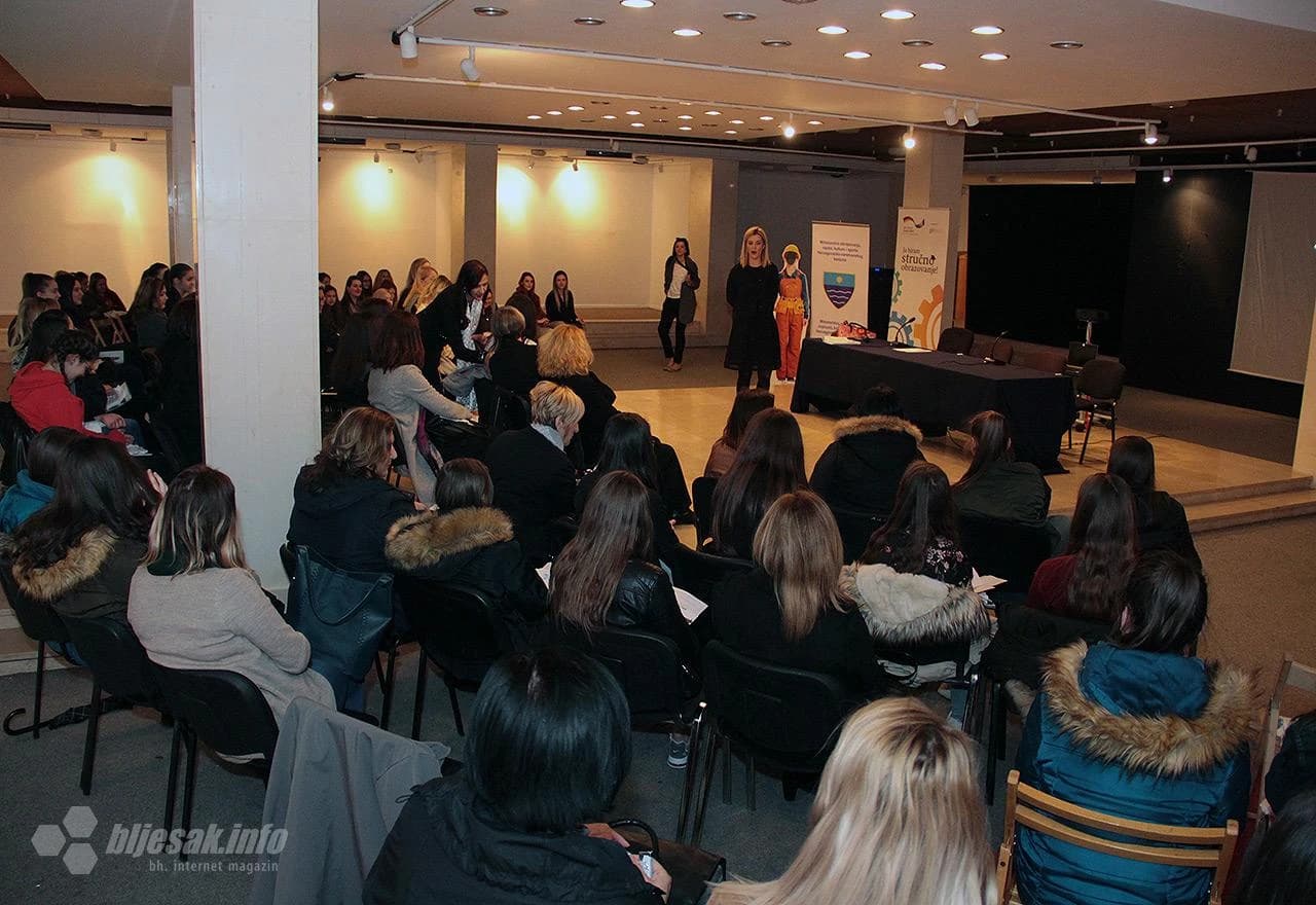 Detalj s održane tribine/druženja