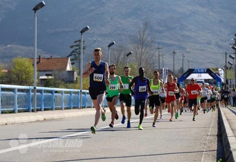 Trkači na 3. Mostarskom polumaratonu