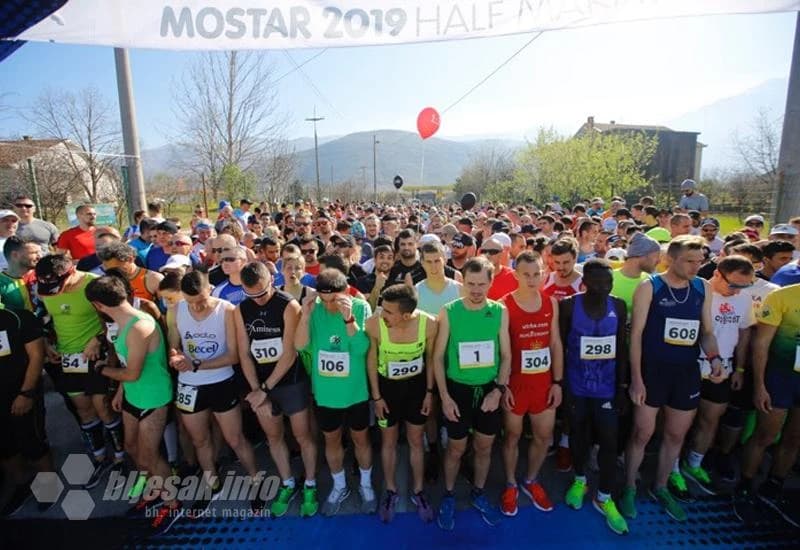 Trkači na startu 3. Mostarskog polumaratona