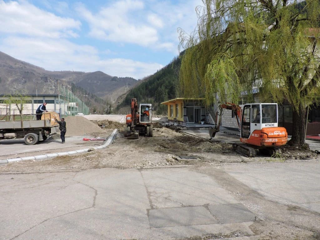 Uređenje šetnice kod Spomen kompleksa 'Bitka za ranjenike'