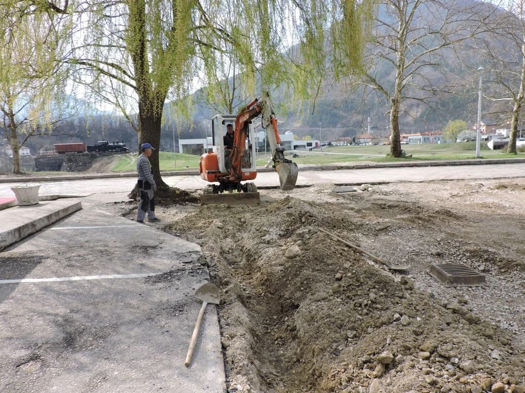 Uređenje šetnice kod Spomen kompleksa 'Bitka za ranjenike'