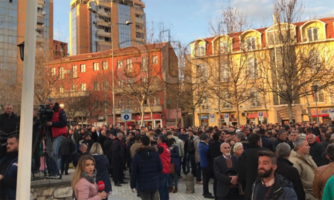 Albanska opozicija traži ostavku vlade i prijevremene izbore