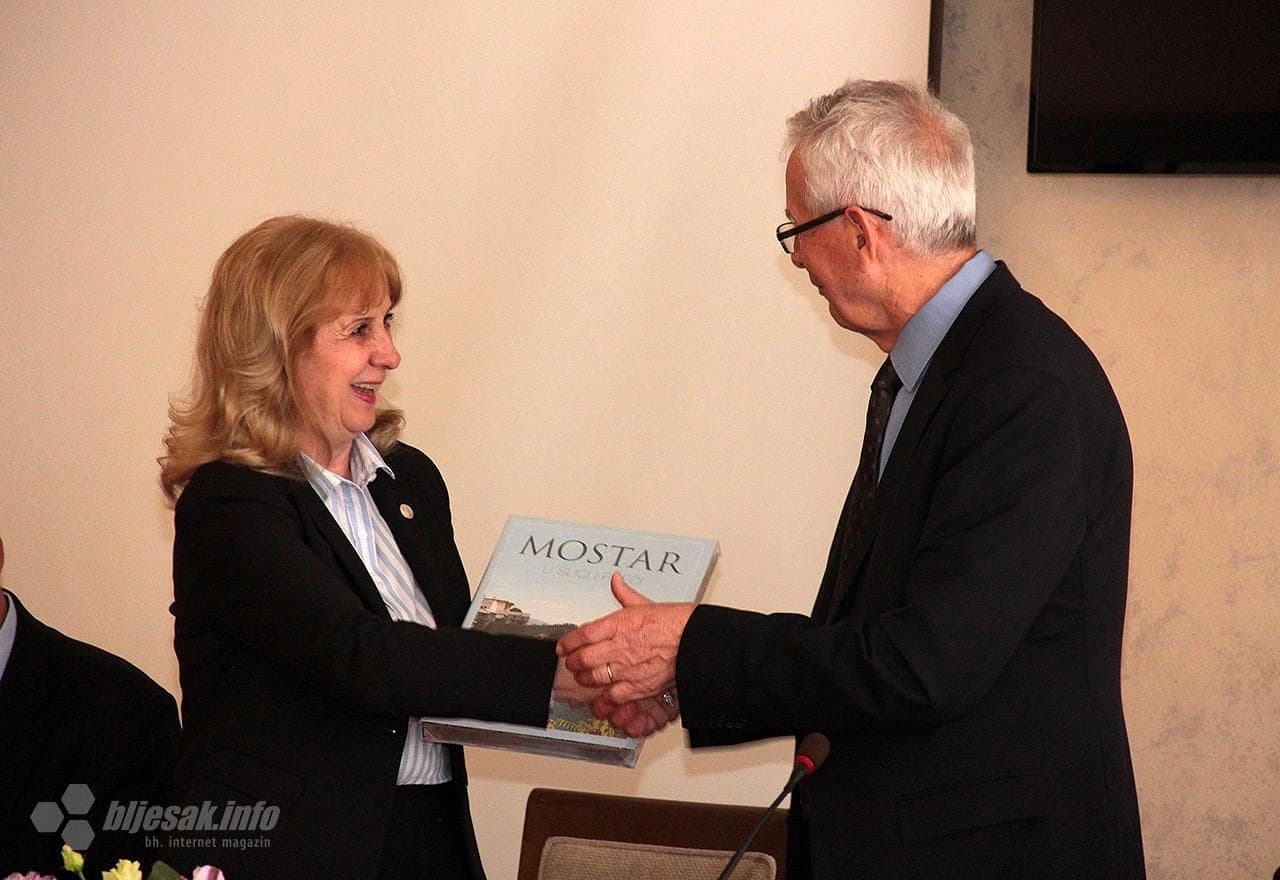 Simboličan dar Matice iz Mostara Matici u Zagrebu