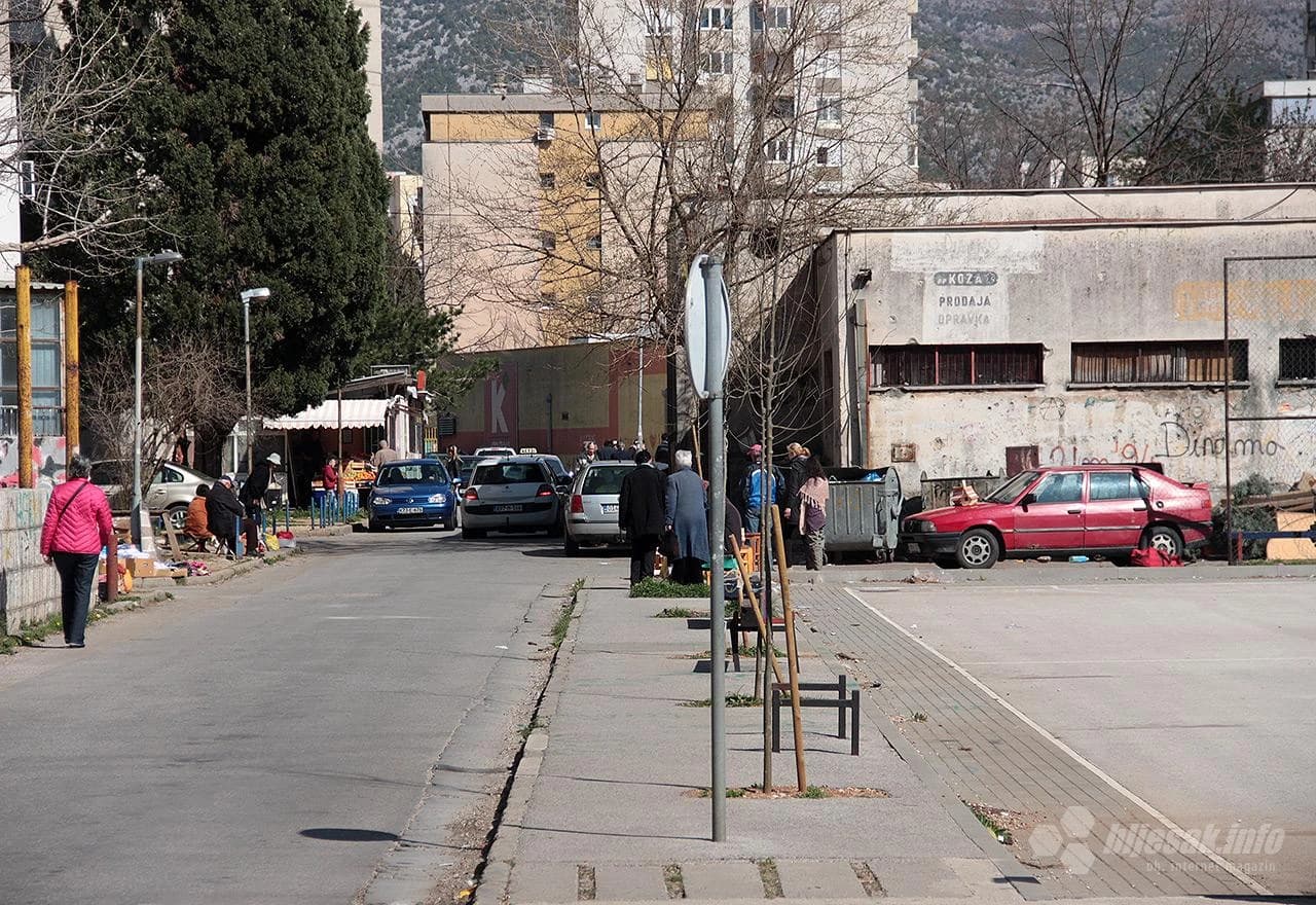 U blizini je gradska tržnica i dječje igralište