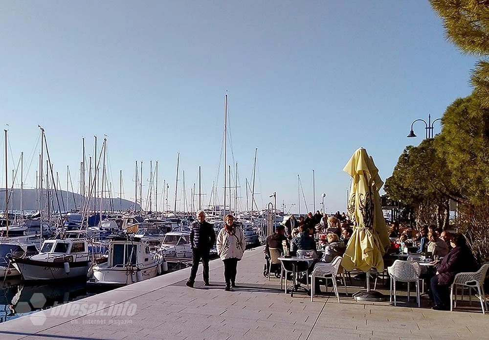 Sunce je izmamilo šetače i napunilo bašte kafića