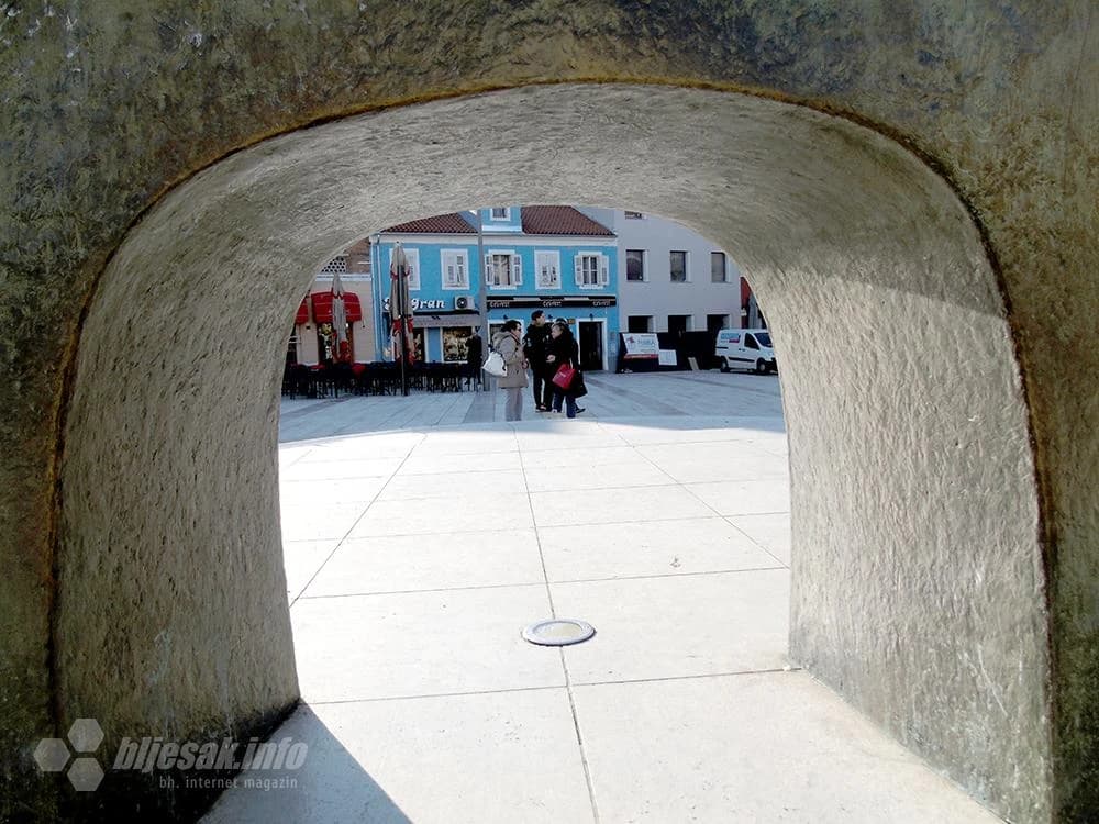 Pogled kroz Bogdanićevu skulpturu