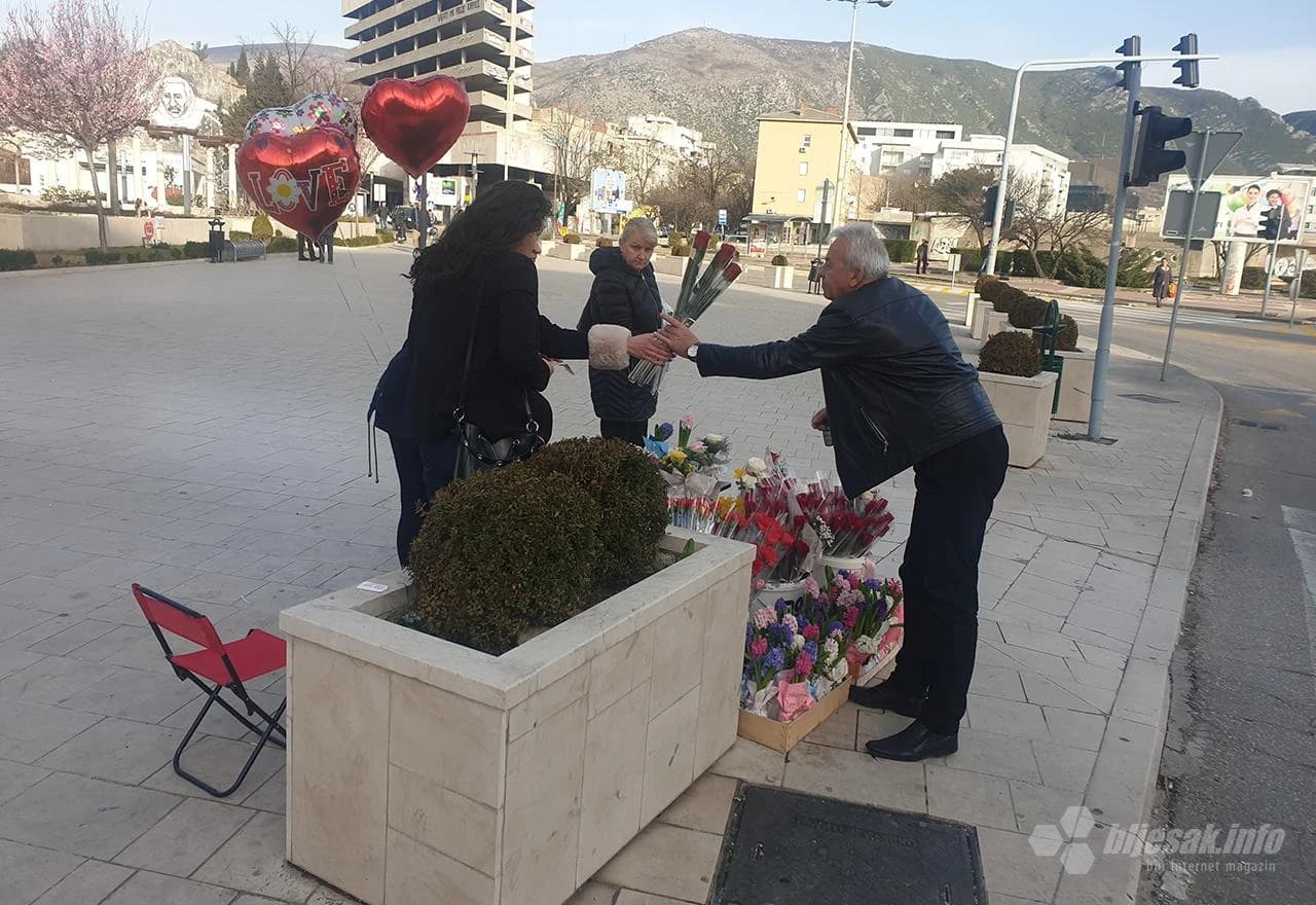 Cvijeće s eprodaje i na Španjolskom trgu