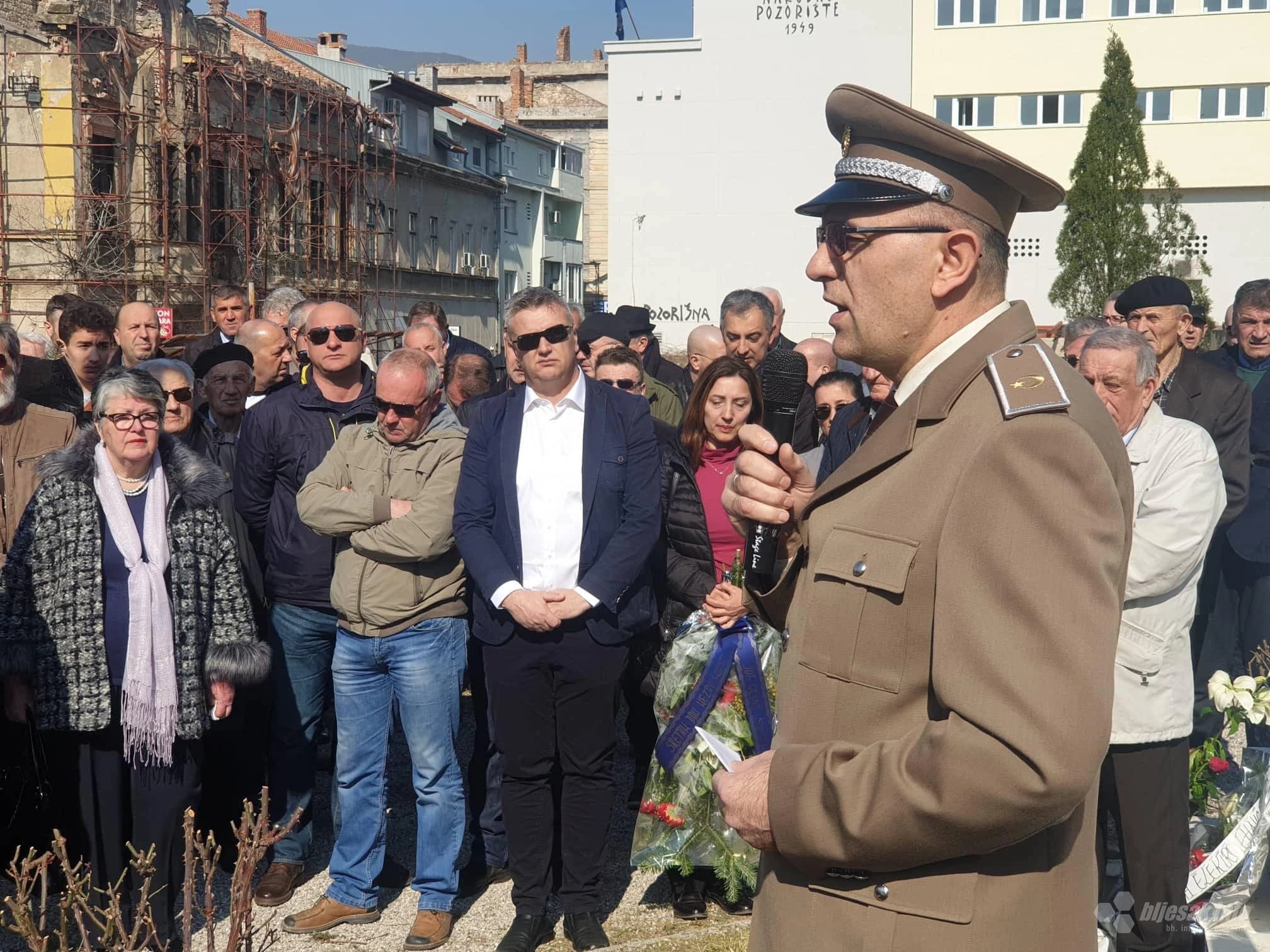 Brojna izaslanstva položila cvijeće i vijence na Šehitlucima u Mostaru 