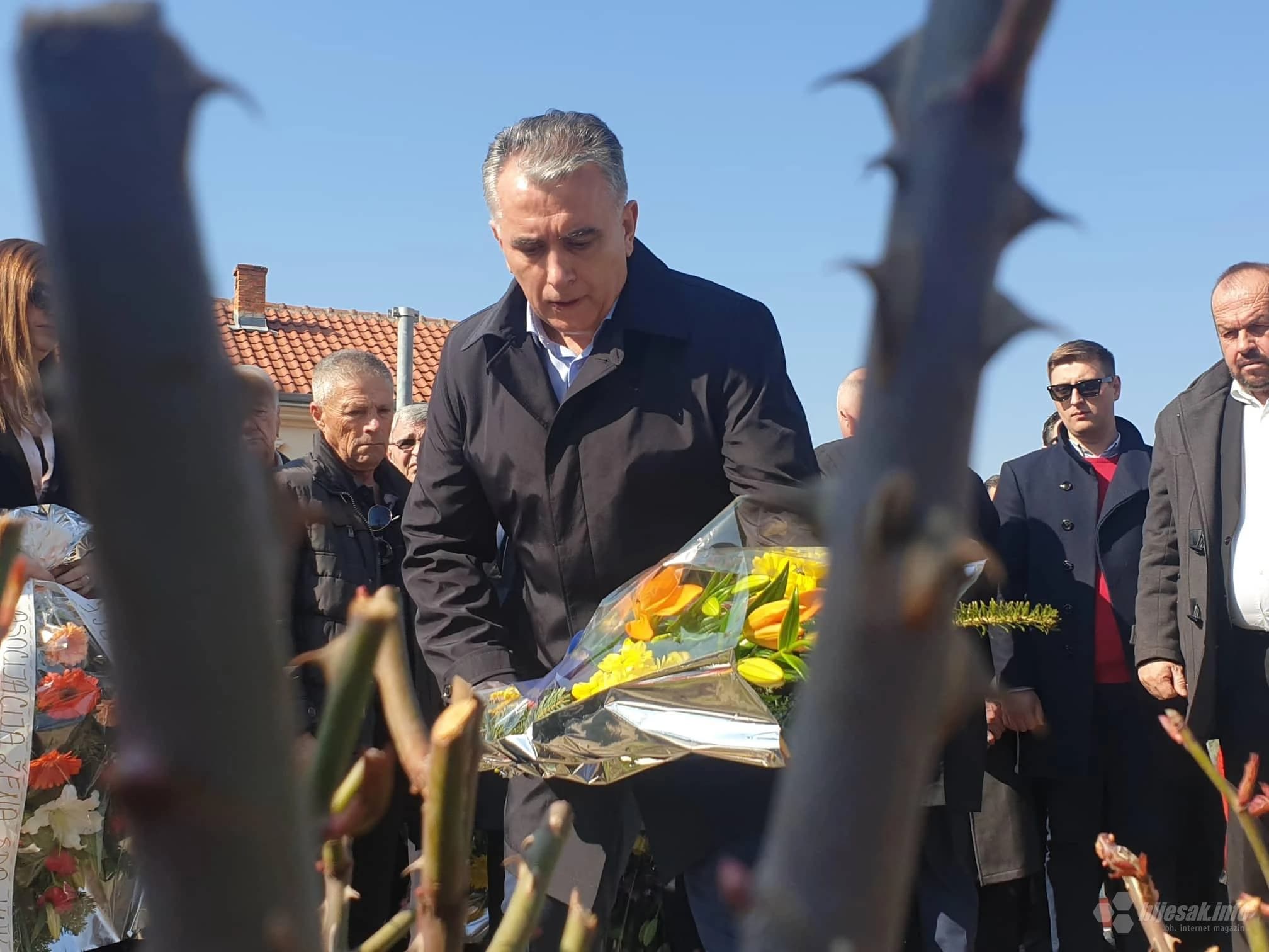 Brojna izaslanstva položila cvijeće i vijence na Šehitlucima u Mostaru 