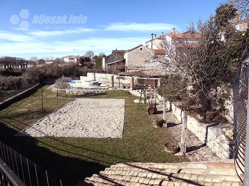 Doriano je ispod kuće napravio bazen i odbojkaški teren