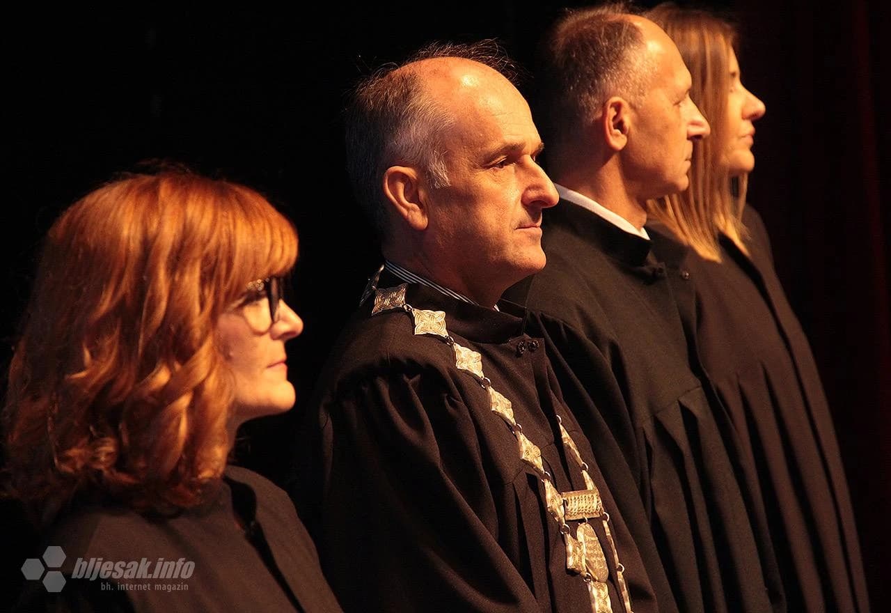 Detalj dodjele diploma studentima FPMOZ-a