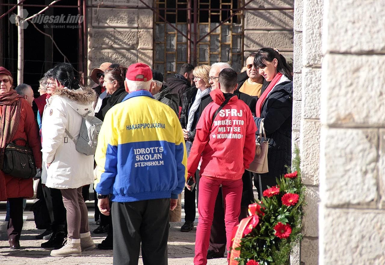 Publika pred Narodnim pozorištem