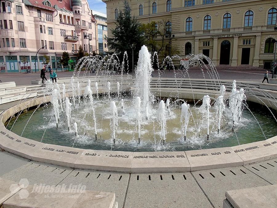 Na obrubu fontane ispisana su imena poznatih