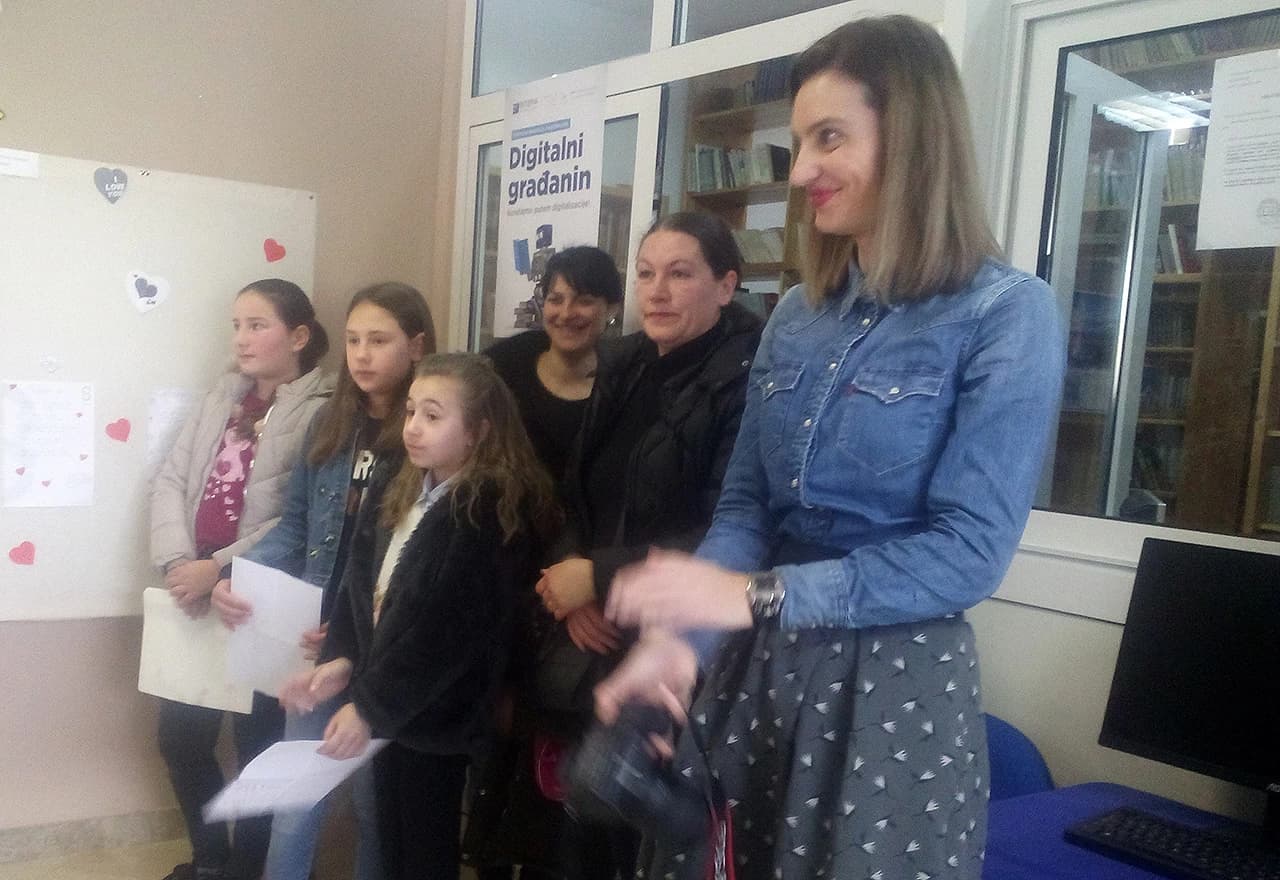 Izložba literarnih radova na temu Ljubav je…