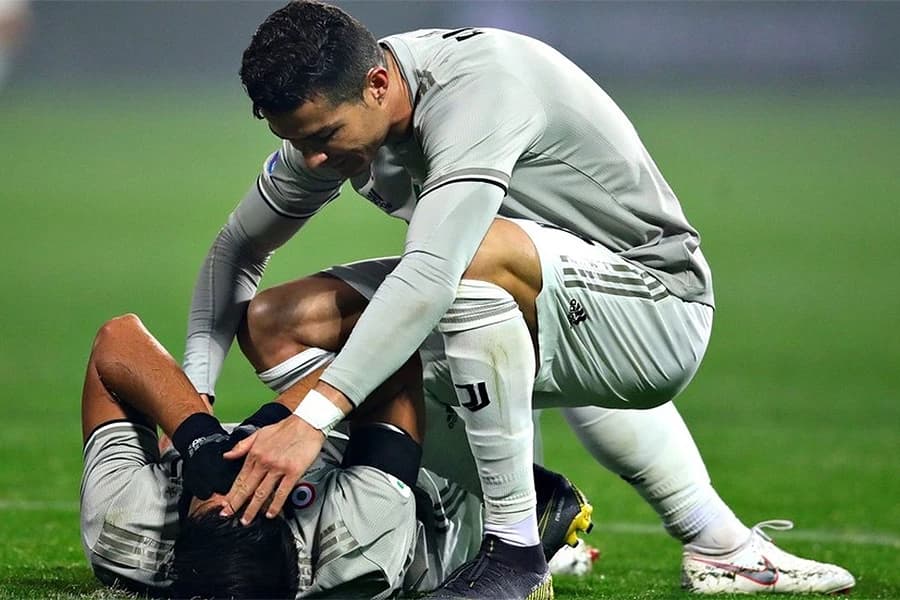 Cristiano Ronaldo nokautirao loptom Samija Khediru!