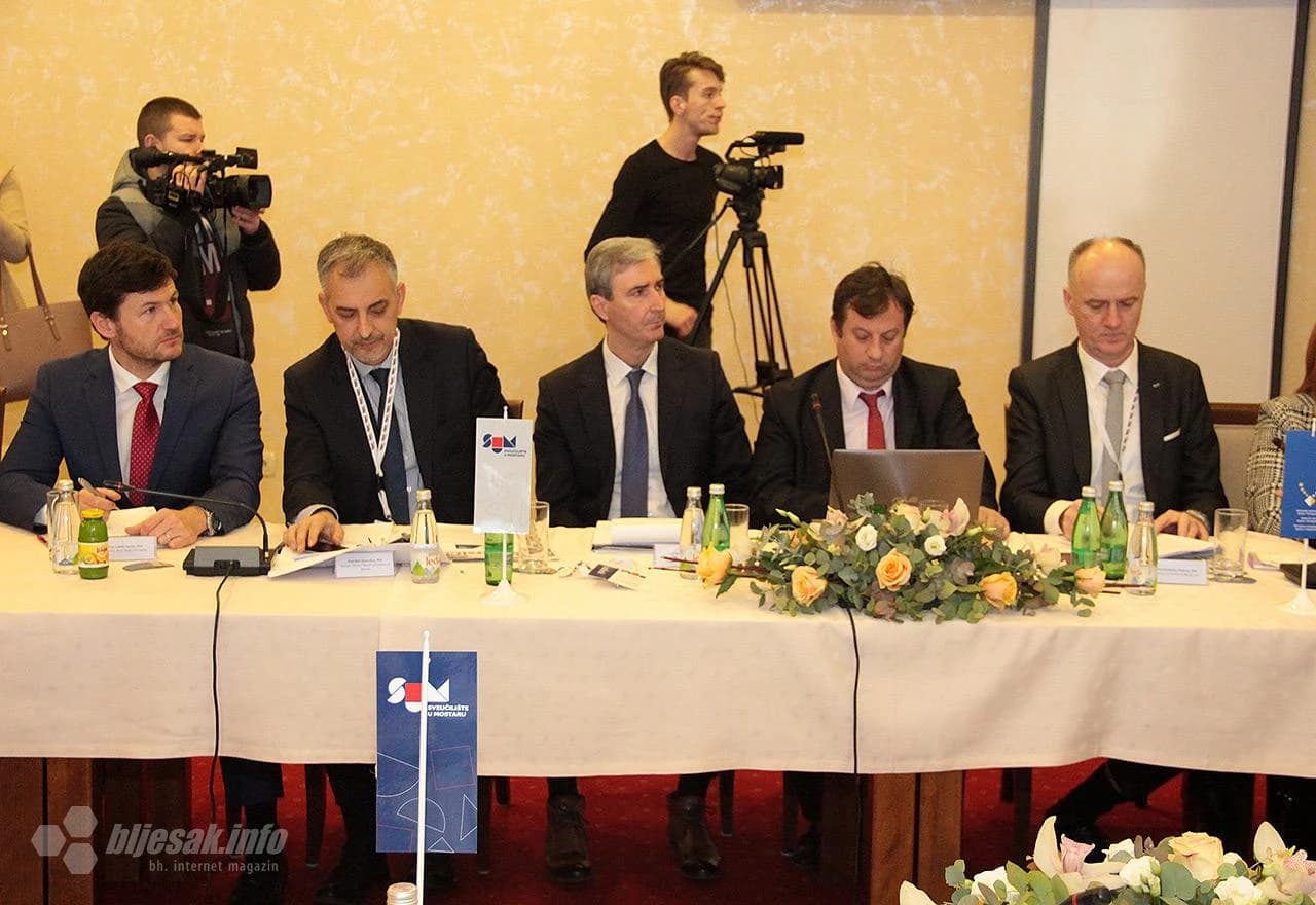 Detalj s rektorskog foruma