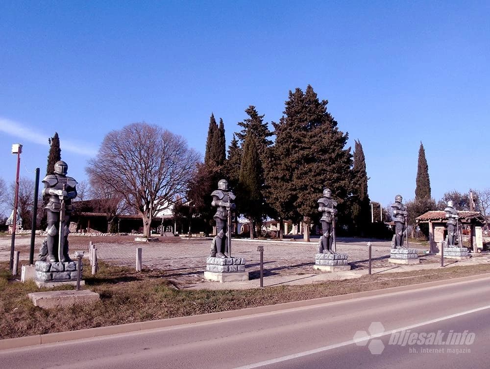 Vitezovi pred restoranom „Captain Morgan“