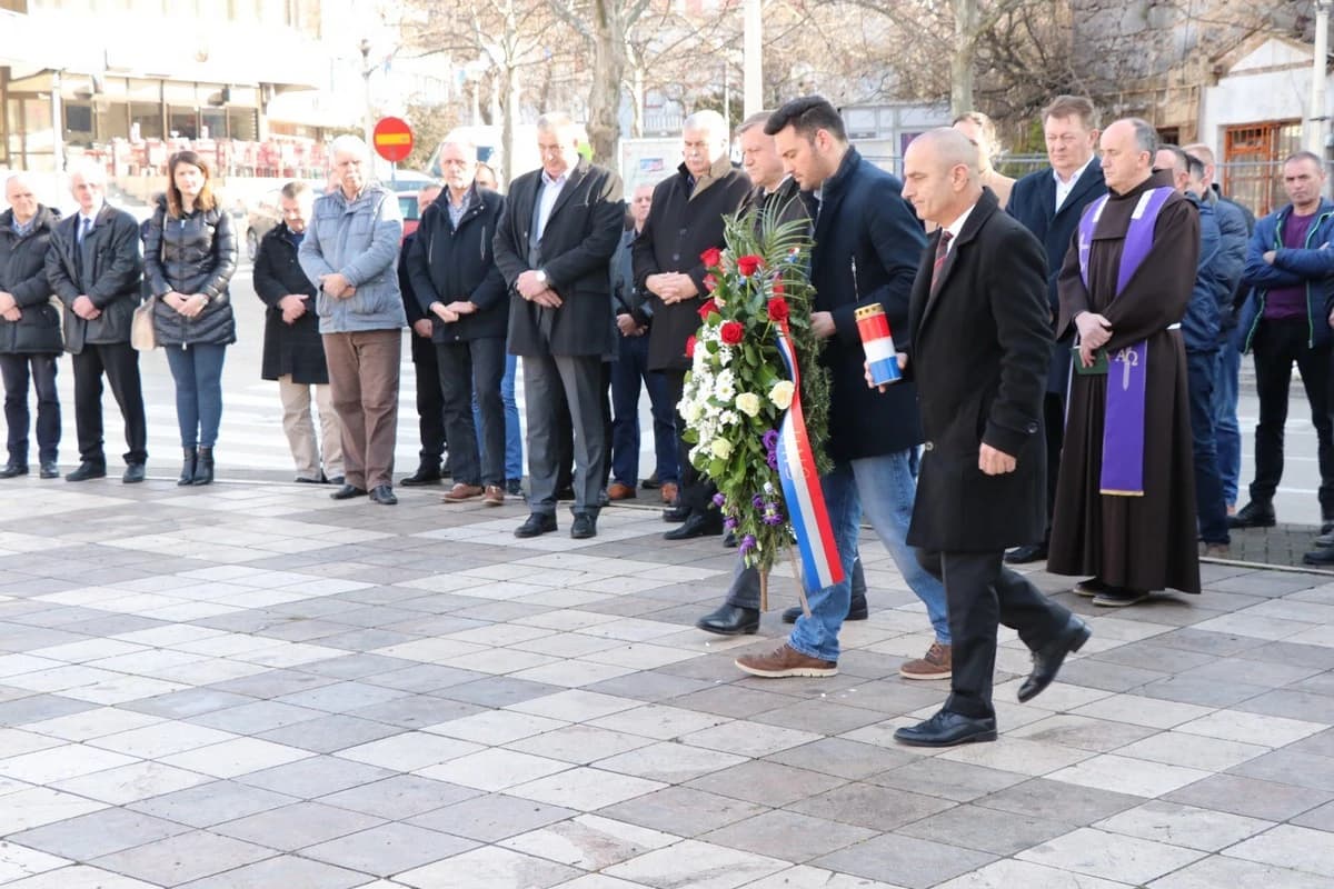 Položeni vijenci i održana molitva za pobijene franjevce i puk