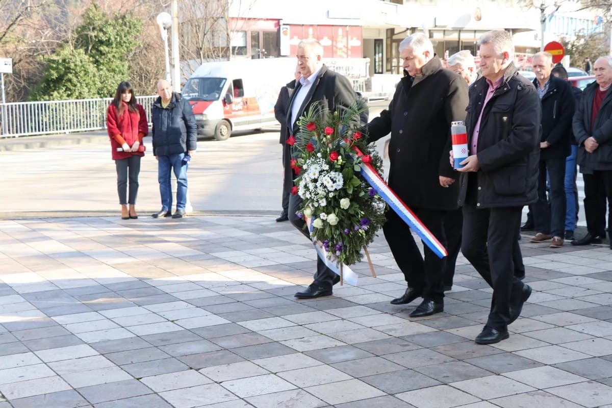Položeni vijenci i održana molitva za pobijene franjevce i puk
