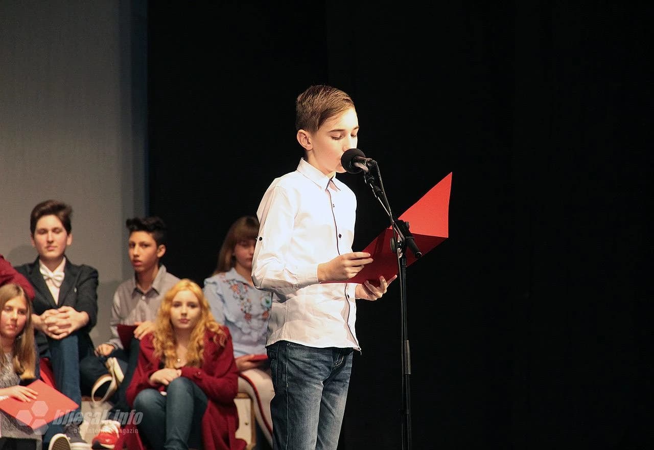 Detalj finalne večeri Šantićevog festivala djece pjesnika