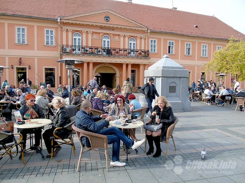 ...i spomenik arteškom bunaru