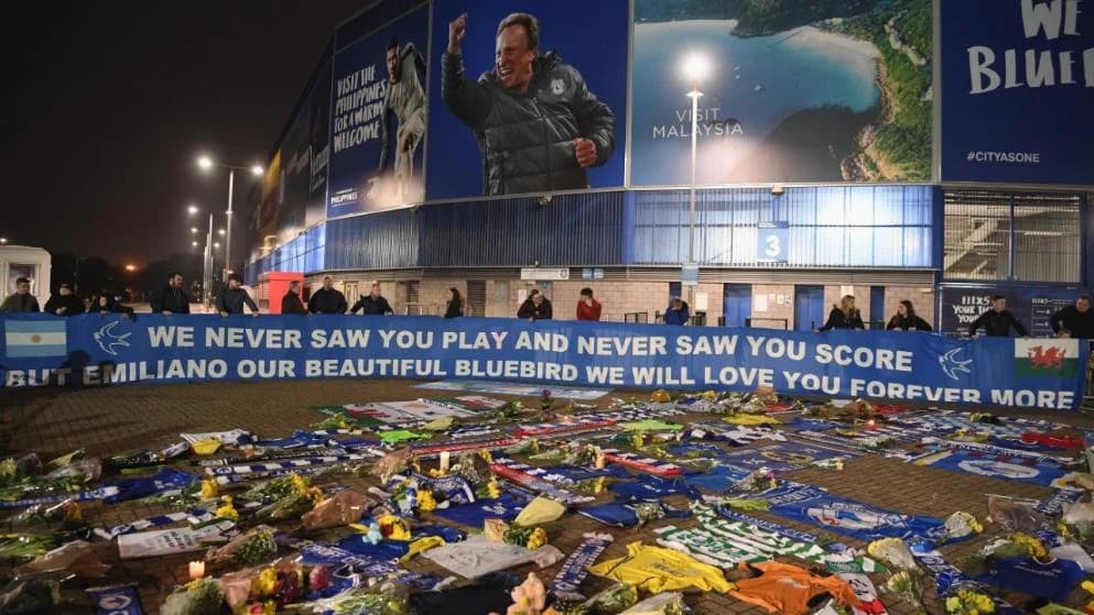 Ispred stadiona Cardiff Cityja: Dirljiva poruka navijača i cvijeće za Salu