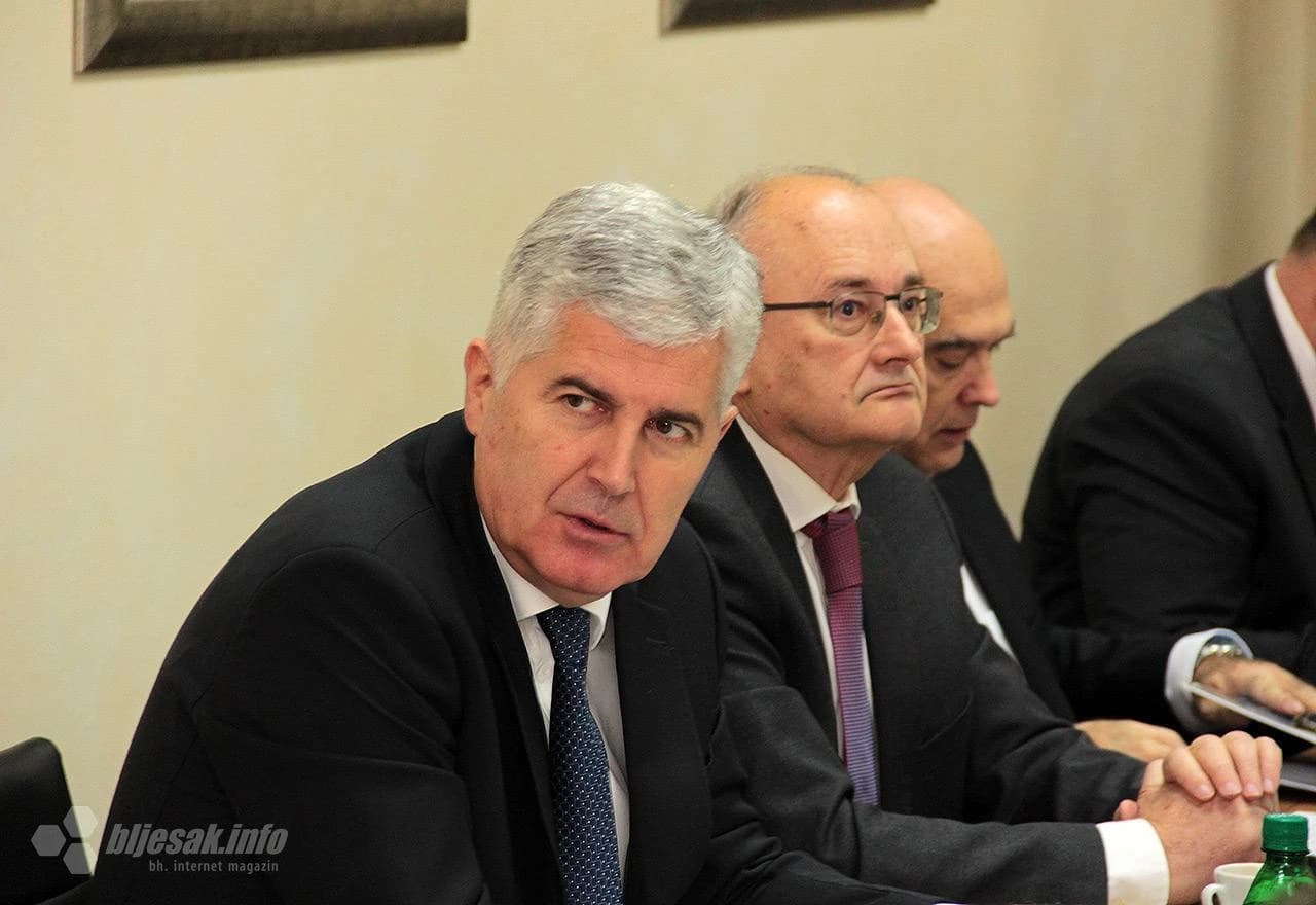 Detalj sa sjednice Predsjedništva HNS