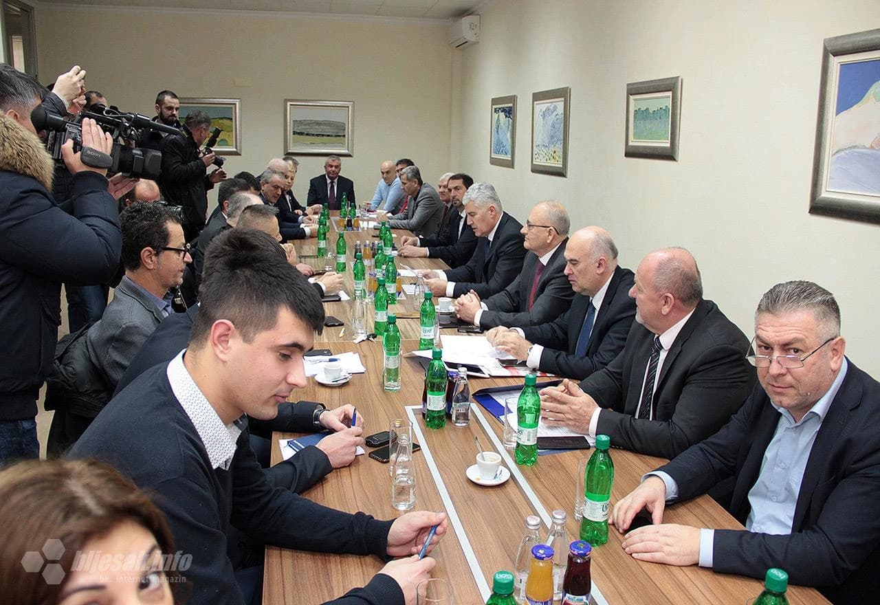 Detalj sa sjednice Predsjedništva HNS