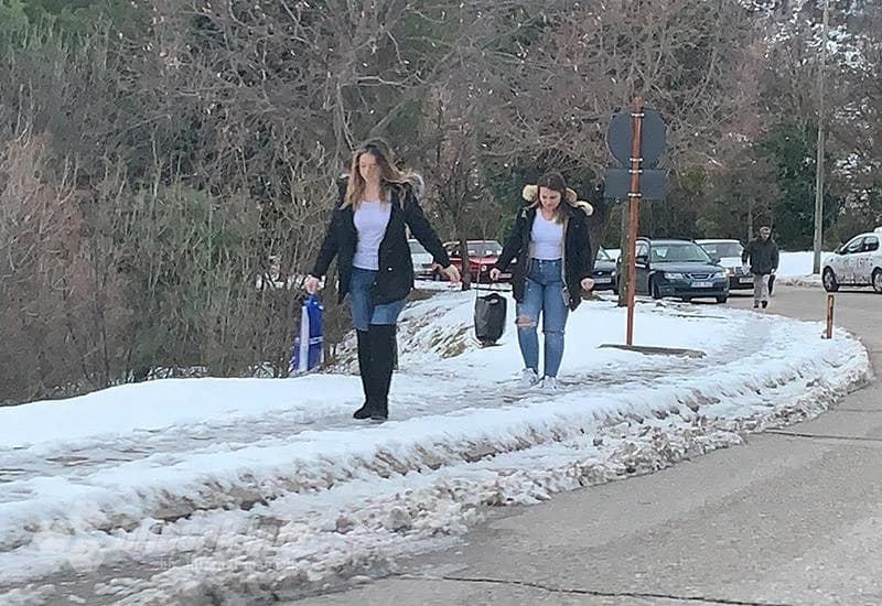 Dobar dio snijega se otopio, ali ono što nije jutros je poledilo 