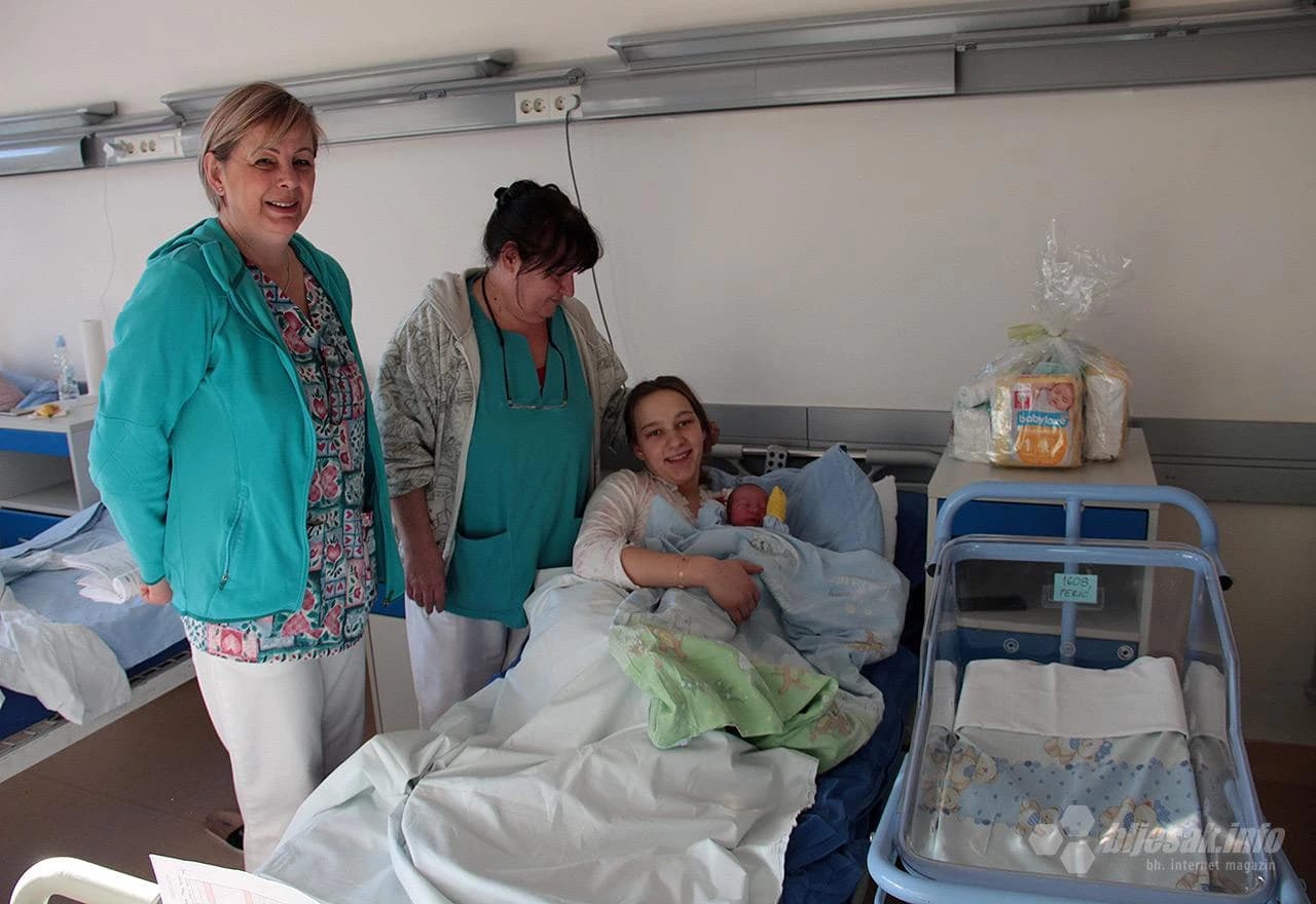 Kristina Perić s bebom i osobljem porođajnog odjela