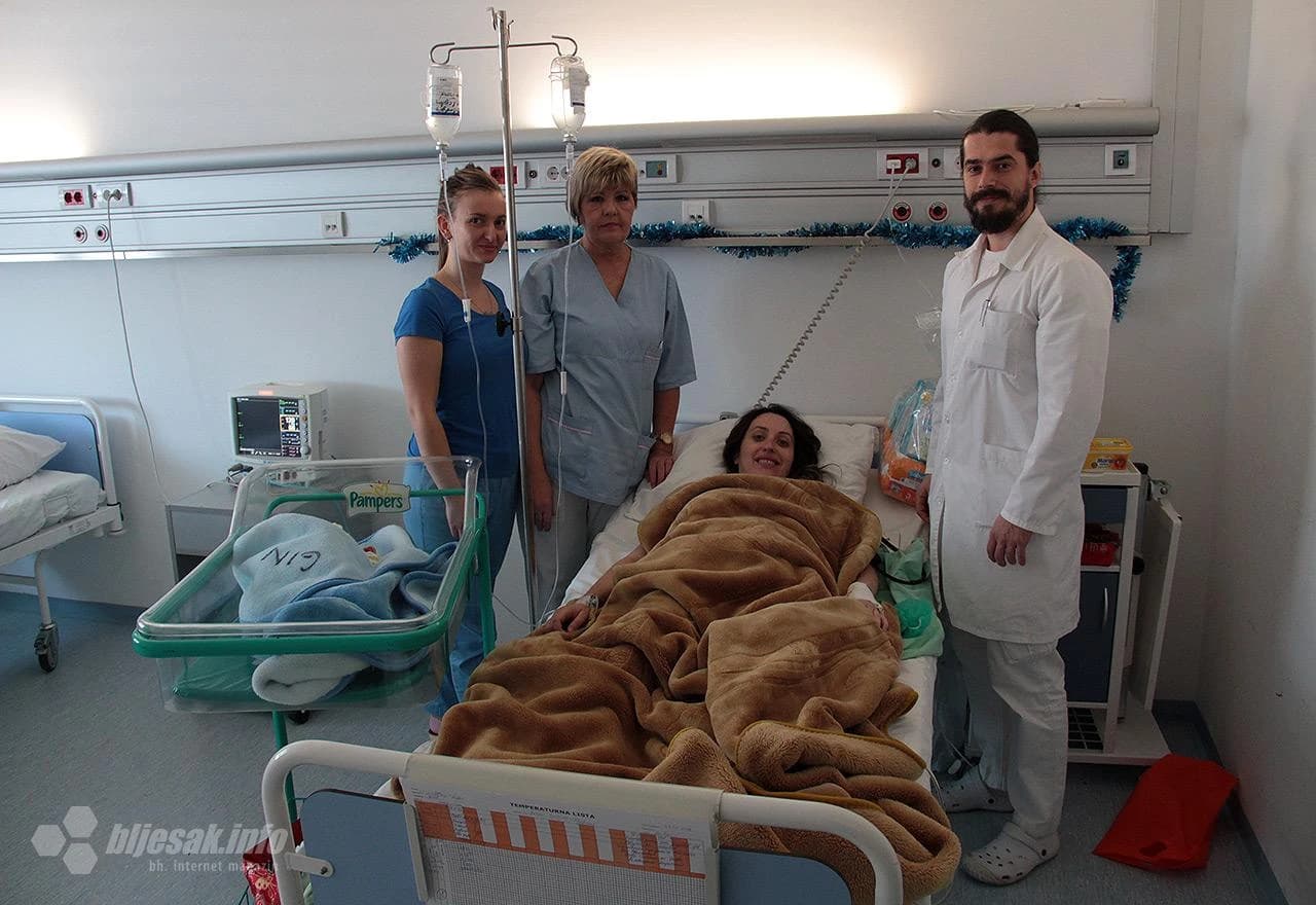 Sabina Brkan s bebom i osobljem porođajnog odjela