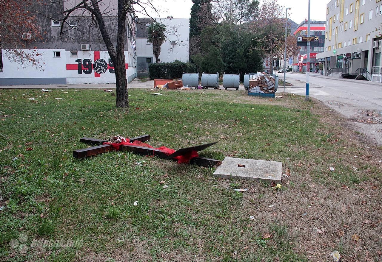 Srušen križ posvećen svim vukovarskim braniteljima