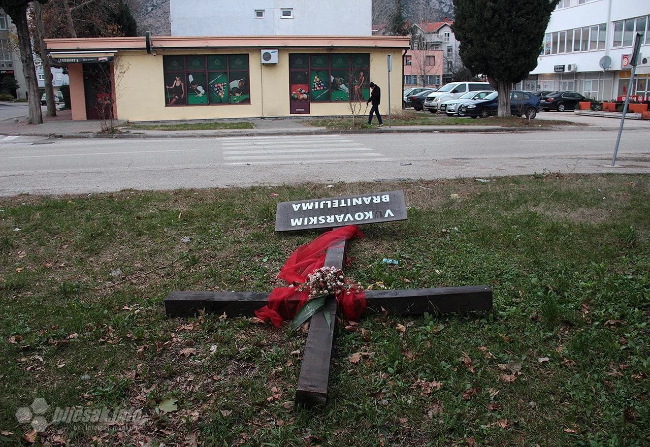 Srušen križ posvećen svim vukovarskim braniteljima