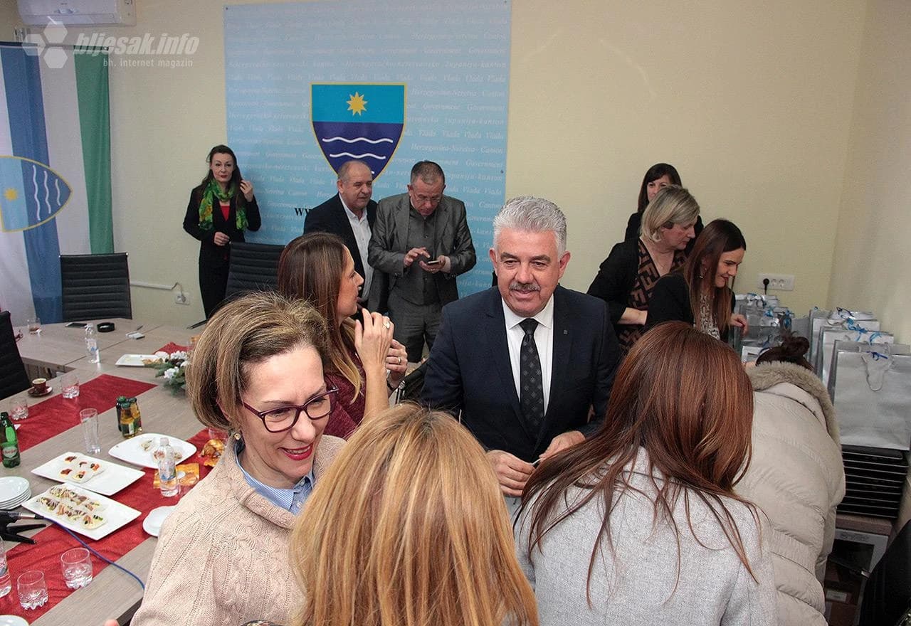 Uručenje prigodnih poklona