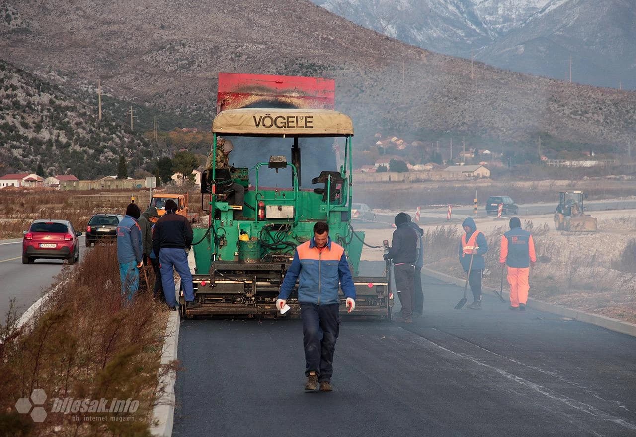 Asfaltira se druga traka mosta Avenija