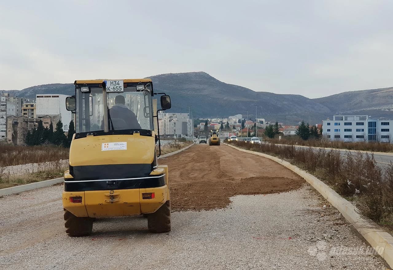 Posipanje pjeska prvi je korak pripreme za asfaltiranje