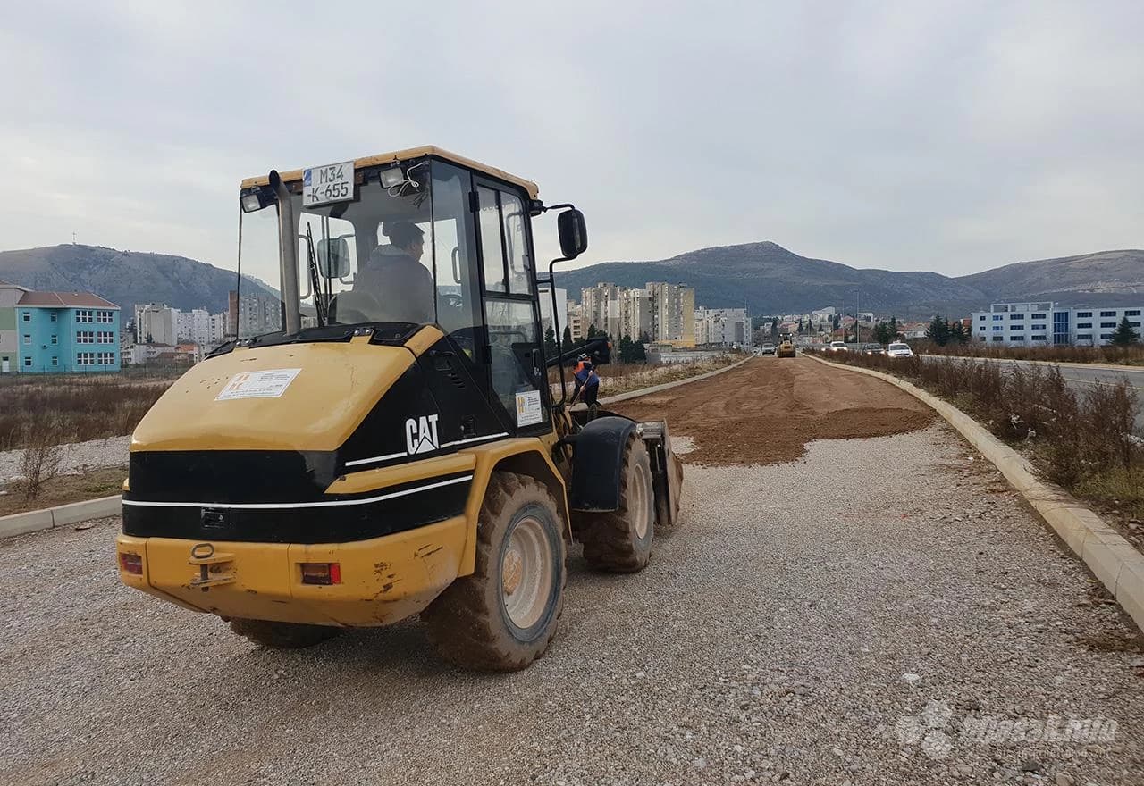 Posipanje pjeska prvi je korak pripreme za asfaltiranje