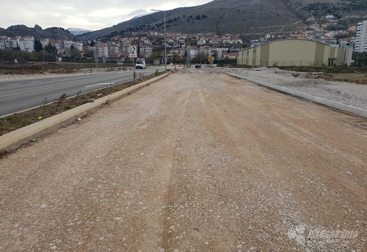 Posipanje pjeska prvi je korak pripreme za asfaltiranje