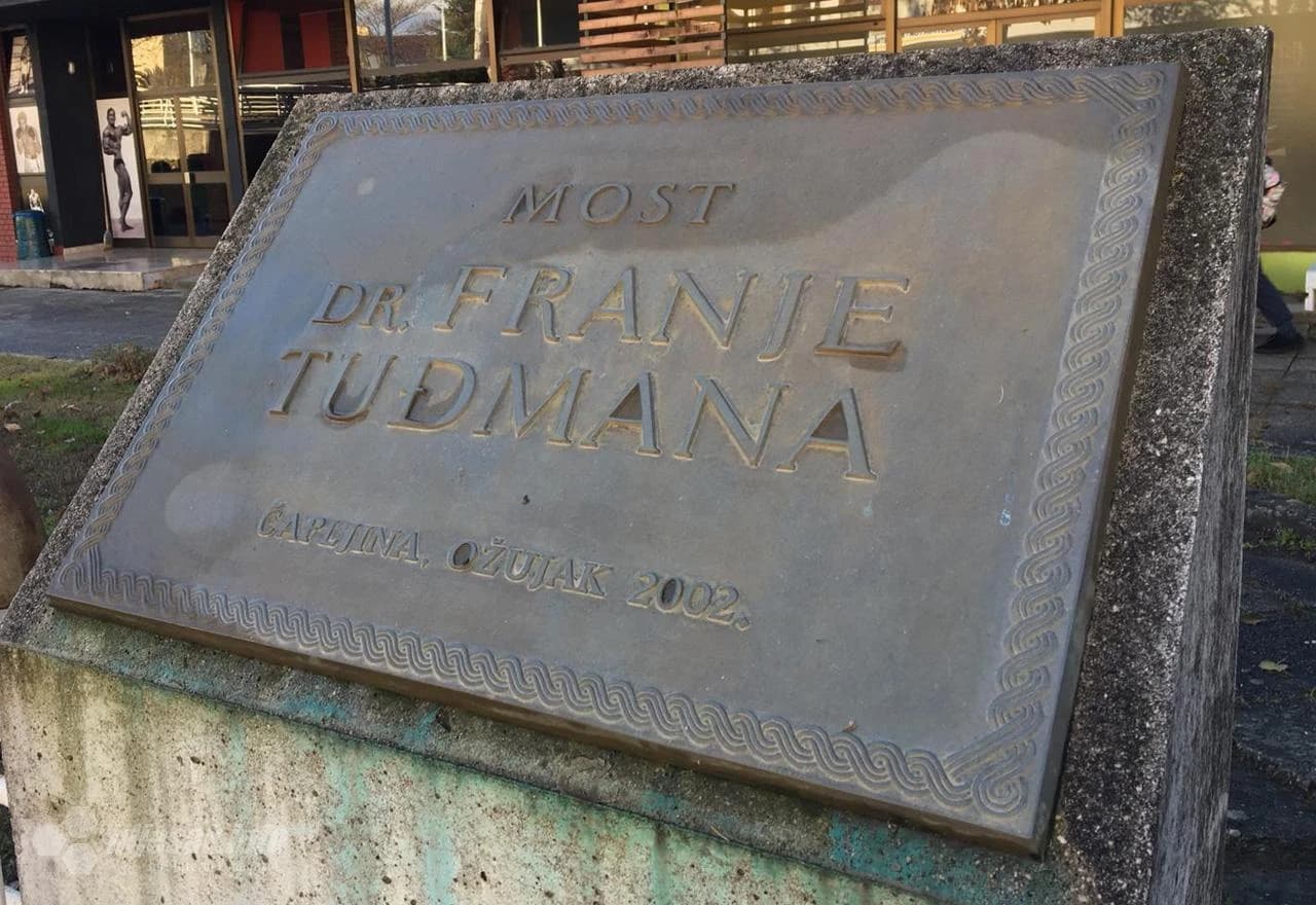 Spomen ploča na mostu dr. Franje Tuđmana u Čapljini