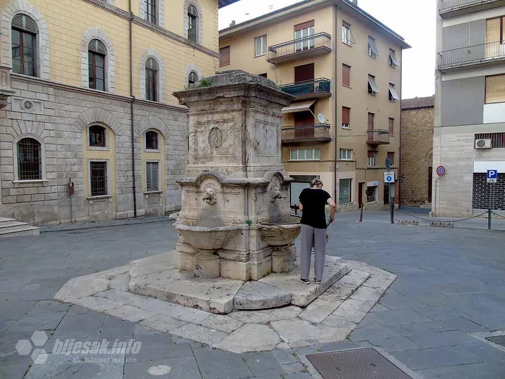 Česma na Trgu Cavour