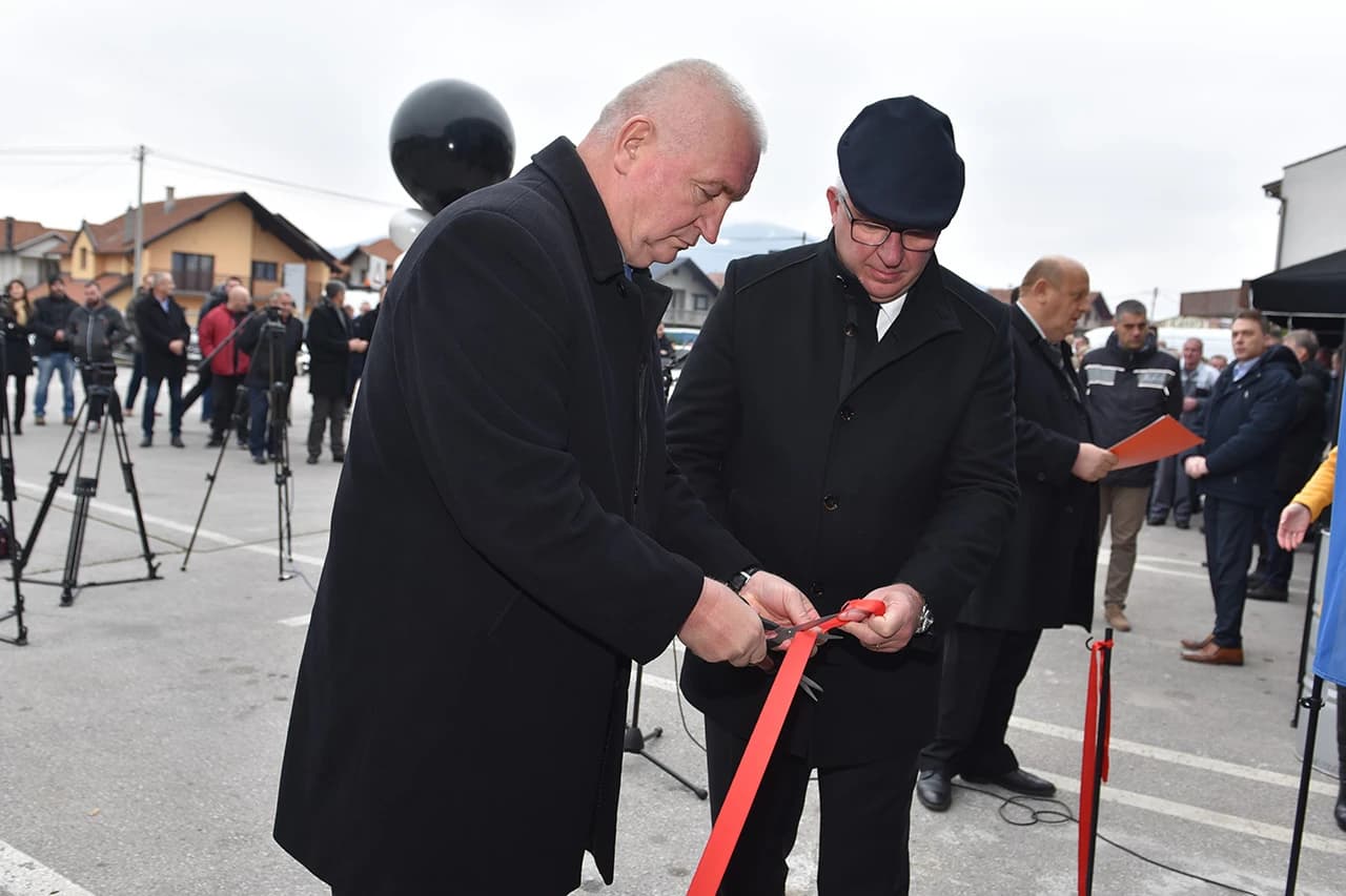 Tvrtka Lašva Komerc iz Nove bile potpisala dilerski ugovor sa Star Importom. generalnim zastupnikom Mercedes-Benz vozila u Srbiji, Crnoj Gori, Bosni i Hercegovini i Albaniji