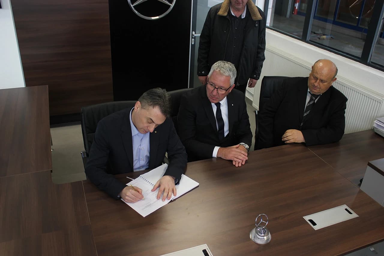 Tvrtka Lašva Komerc iz Nove bile potpisala dilerski ugovor sa Star Importom. generalnim zastupnikom Mercedes-Benz vozila u Srbiji, Crnoj Gori, Bosni i Hercegovini i Albaniji
