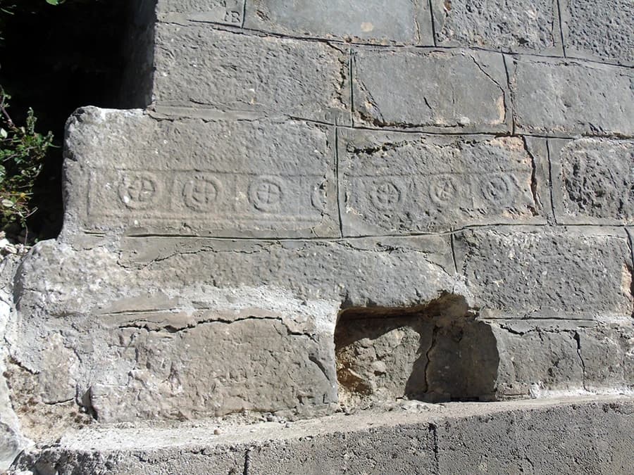 Ukrasi u temeljima mosta