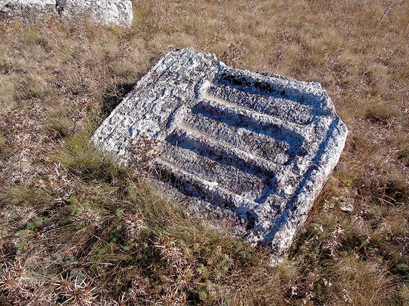 Jedan od stećaka iznad korita Moštanice