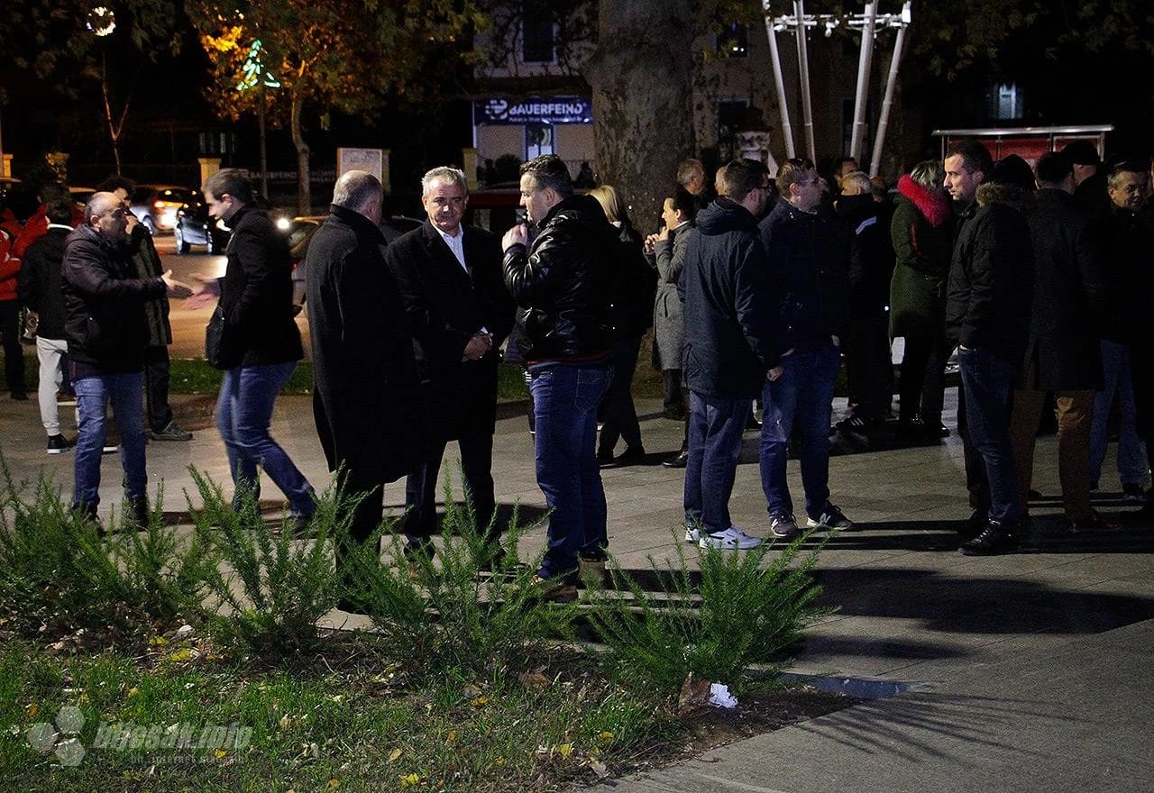 Paljenje svijeća za godišnjicu smrti generala Praljka