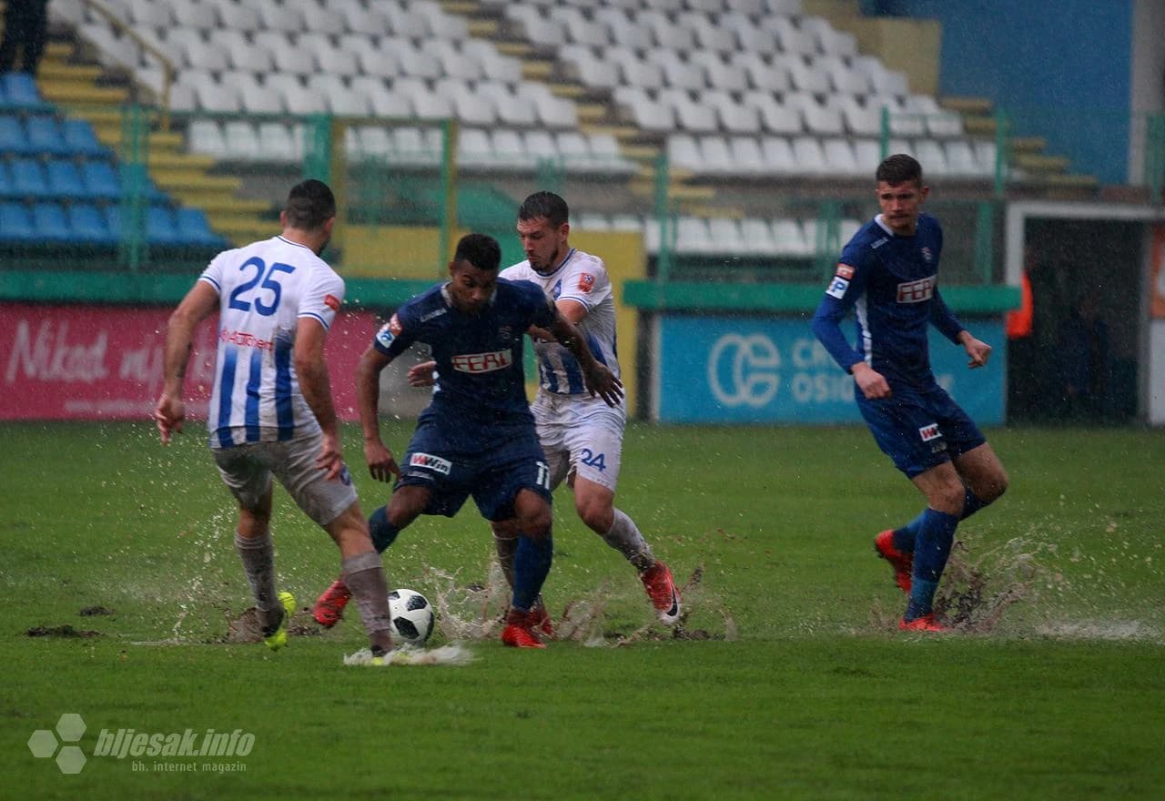 Utakmica Široki Brijeg - GOŠK na natopljenom travnjaku stadiona Pecara