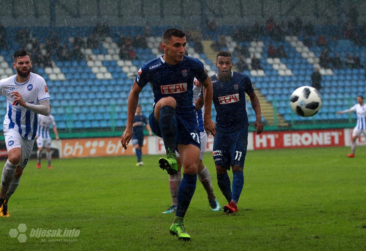 Utakmica Široki Brijeg - GOŠK na natopljenom travnjaku stadiona Pecara