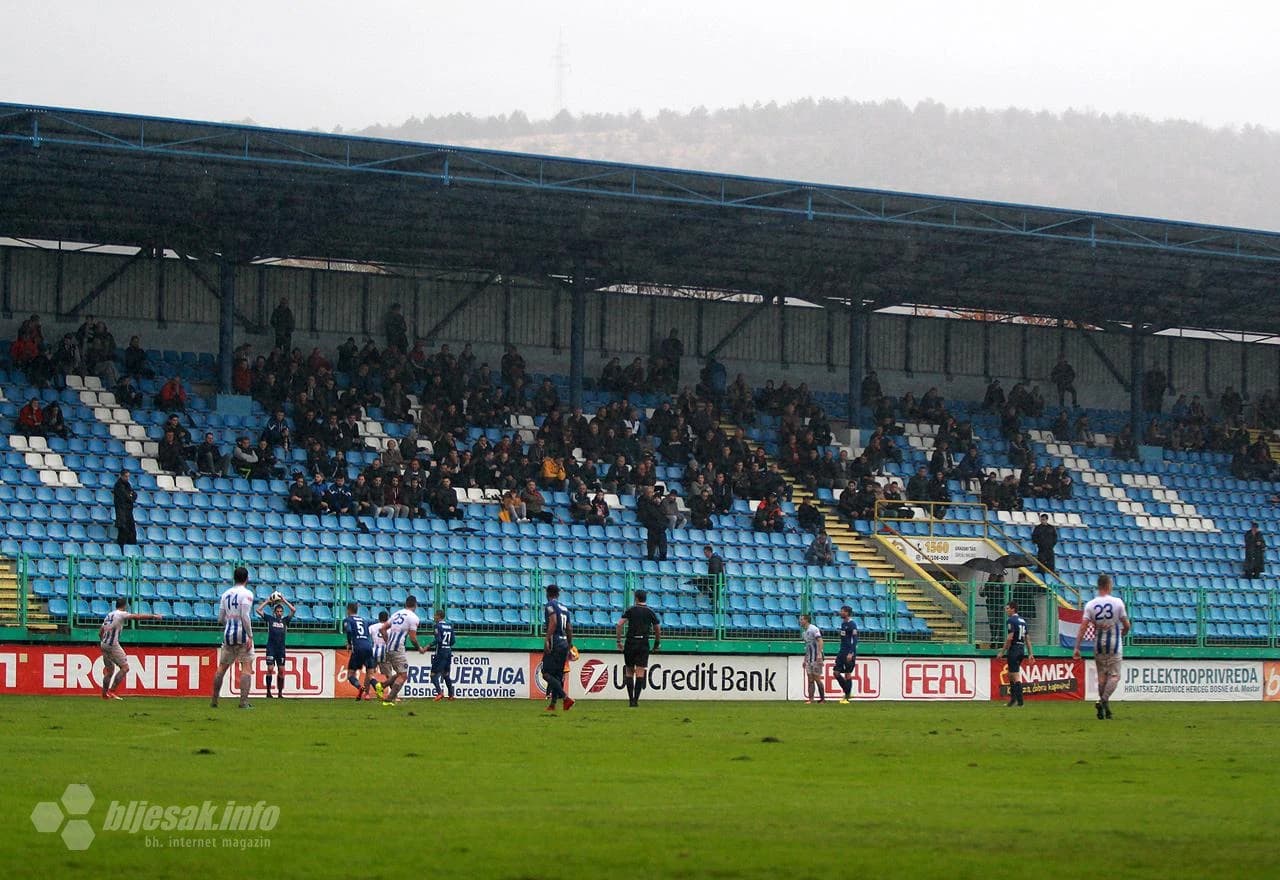 Utakmica Široki Brijeg - GOŠK na natopljenom travnjaku stadiona Pecara