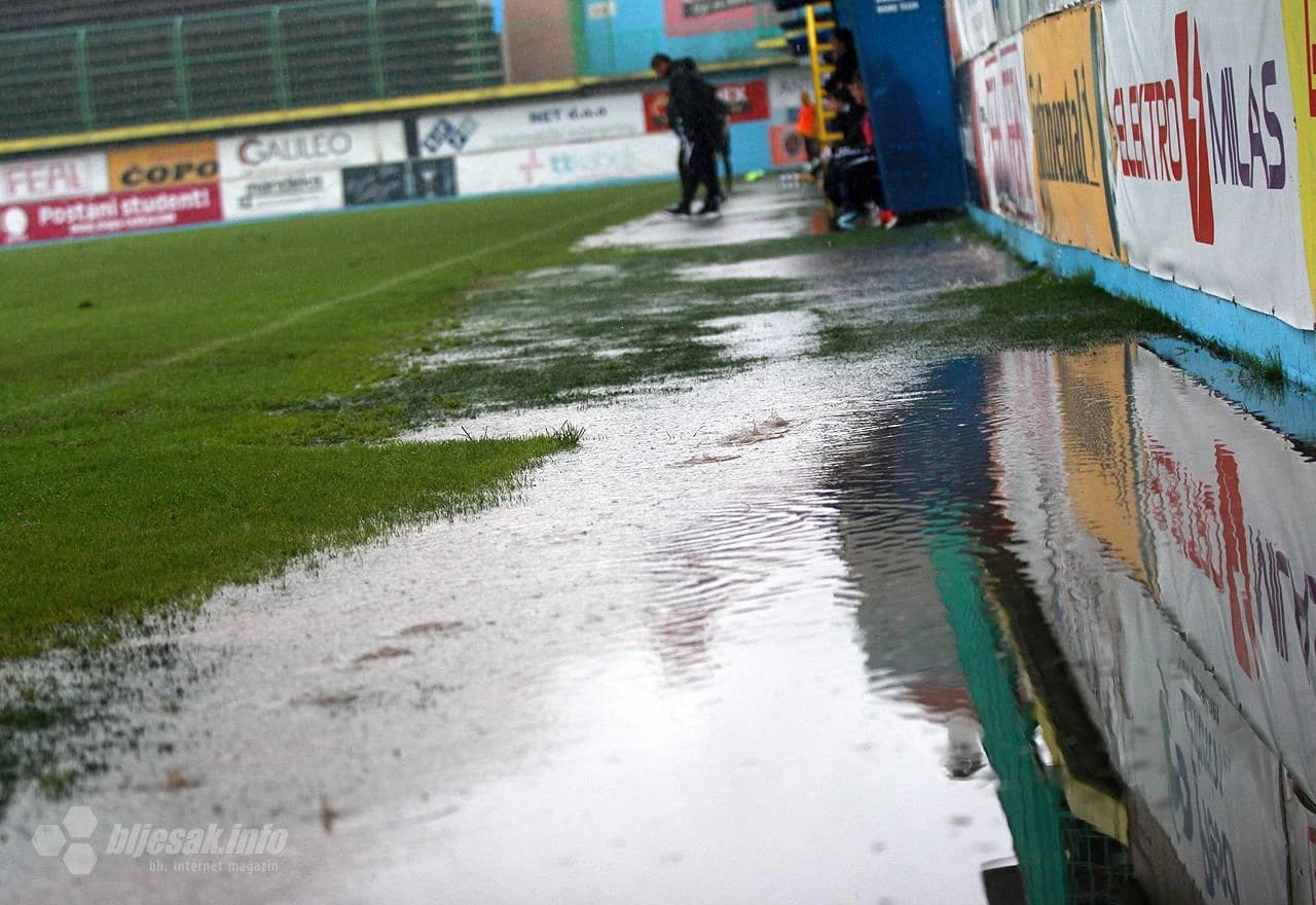 Utakmica Široki Brijeg - GOŠK na natopljenom travnjaku stadiona Pecara